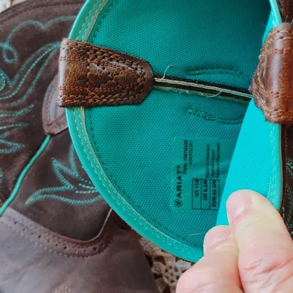 🤠  ARIAT  GENUINE LEATHER SCROLLED COWBOY BOOTS 👢 Sz 9