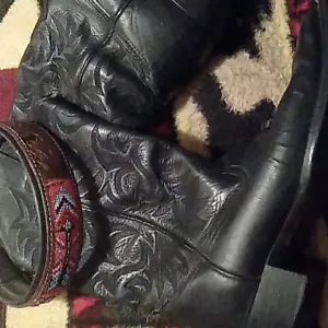 🤠  ARIAT  GENUINE LEATHER SCROLLED COWBOY BOOTS 👢 Sz 9