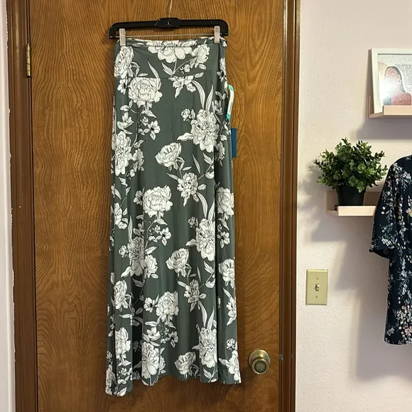 🌸 NWT, Market and Spruce Green, Floral Maxi Skirt