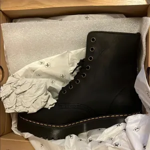 ✨ NWT ✨ NEVER WORN ✨ DR. MARTINS!! Black Lace-Up Boots