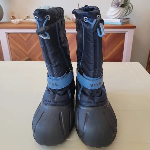 🆕️ Sorel Youth Flurry Boots in Collegiate Navy, Atmosphere