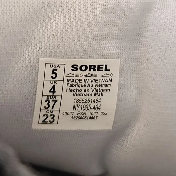🆕️ Sorel Youth Flurry Boots in Collegiate Navy, Atmosphere