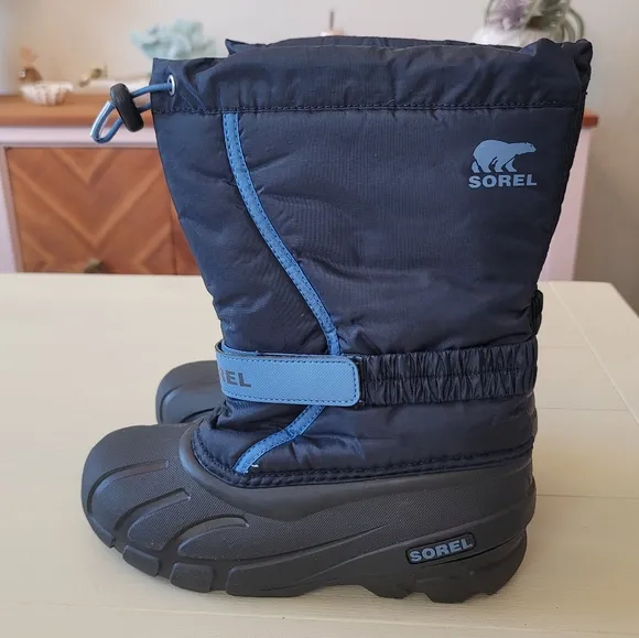🆕️ Sorel Youth Flurry Boots in Collegiate Navy, Atmosphere