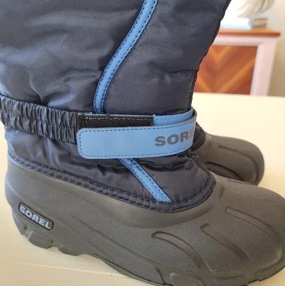 🆕️ Sorel Youth Flurry Boots in Collegiate Navy, Atmosphere