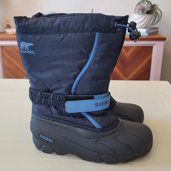 🆕️ Sorel Youth Flurry Boots in Collegiate Navy, Atmosphere