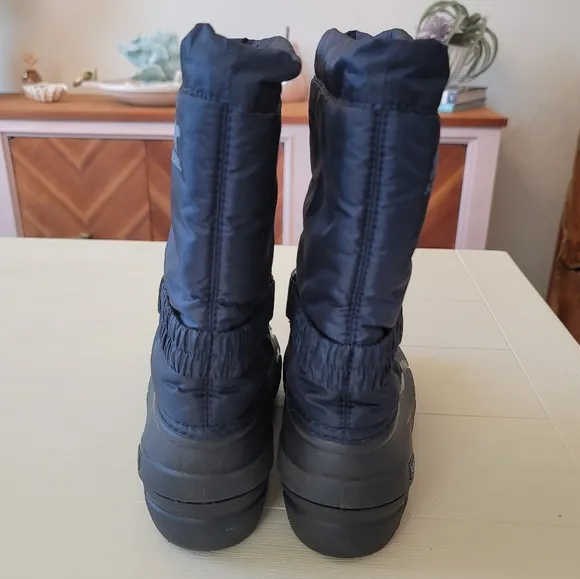 🆕️ Sorel Youth Flurry Boots in Collegiate Navy, Atmosphere