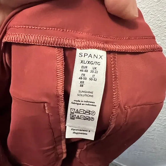 - Spanx Sunshine Shorts 4&quot; In Sun Washed Red UPF 50  Breathable Pull