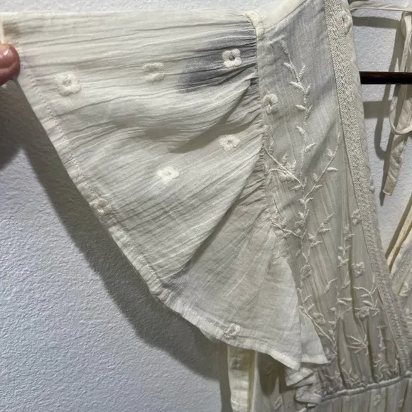 14) LOVE STITCH IVORY CREAM EMBROIDERED FLUTTER SLEEVE MAXI DRESS SIZE SMALL