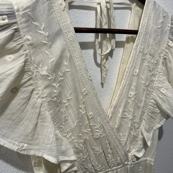 14) LOVE STITCH IVORY CREAM EMBROIDERED FLUTTER SLEEVE MAXI DRESS SIZE SMALL