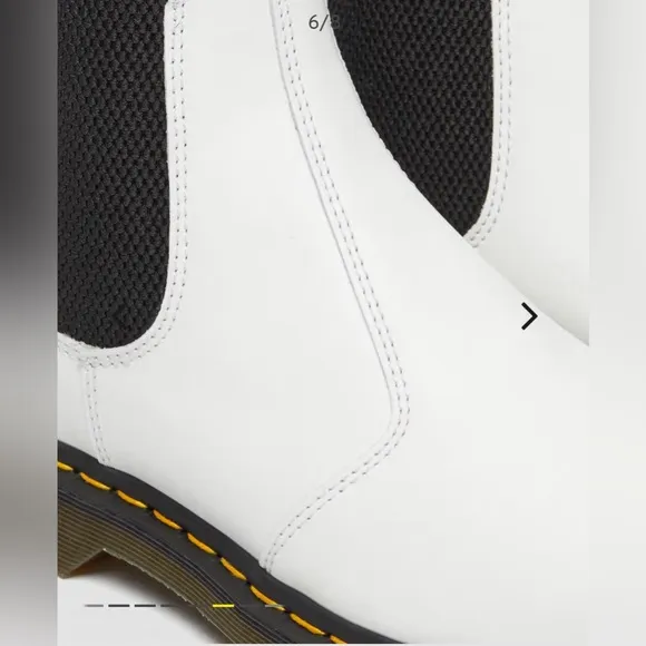 60.Dr. Martens 2976 YELLOW STITCH SMOOTH LEATHER CHELSEA BOOTS