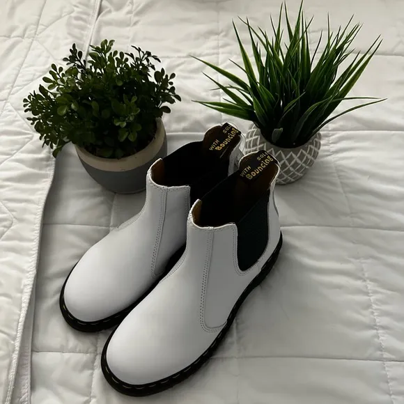 60.Dr. Martens 2976 YELLOW STITCH SMOOTH LEATHER CHELSEA BOOTS