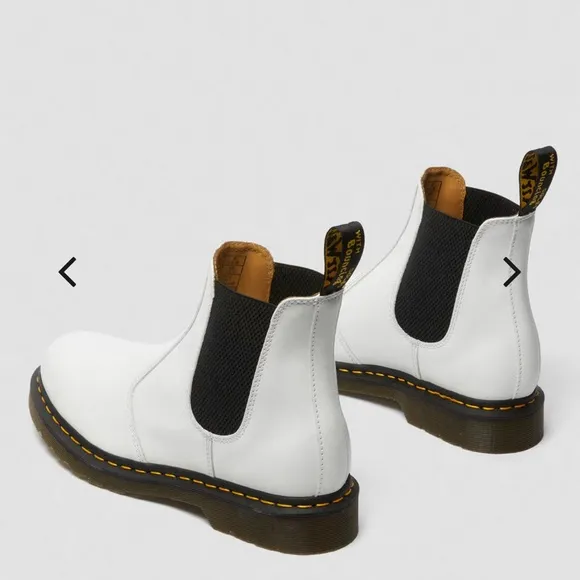 60.Dr. Martens 2976 YELLOW STITCH SMOOTH LEATHER CHELSEA BOOTS