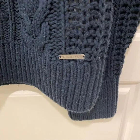 Abercrombie &amp; Fitch Women's Long Sleeve Cable Knit Sweater. Blue. Medium. Cute.