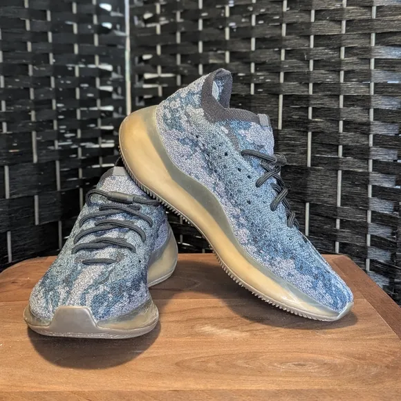 Adidas Yeezy Boost 350 V2 sneakers, Sz 8 Men's Shoes excellent condition