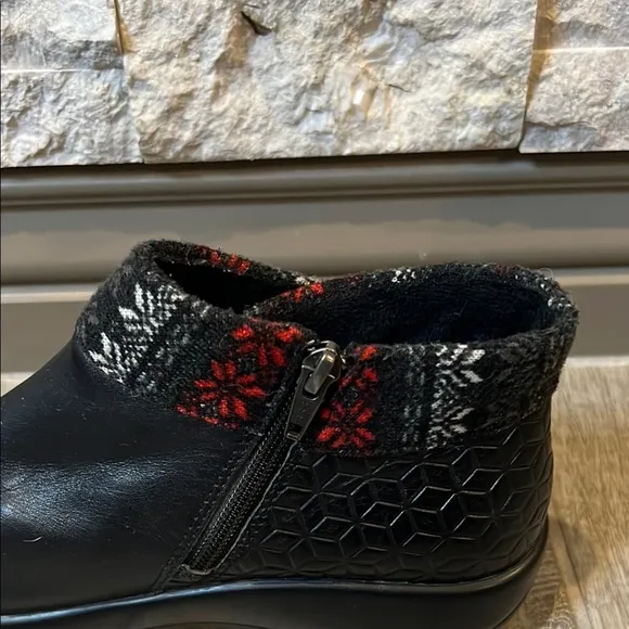 Alegria Black Leather Ankle Boots with printed accent size 39/US 9-9.5