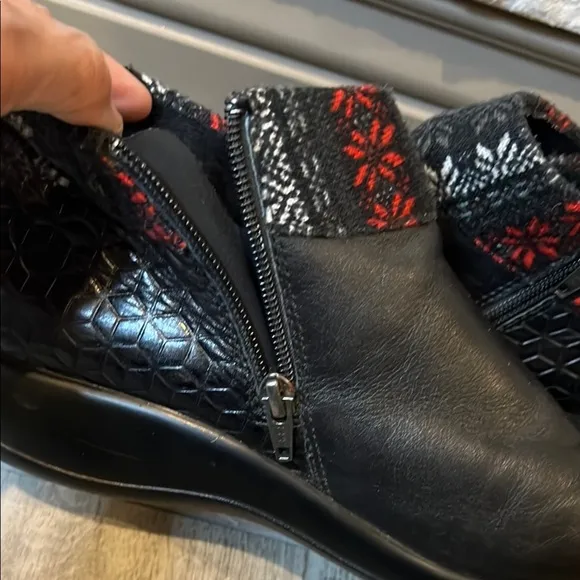 Alegria Black Leather Ankle Boots with printed accent size 39/US 9-9.5