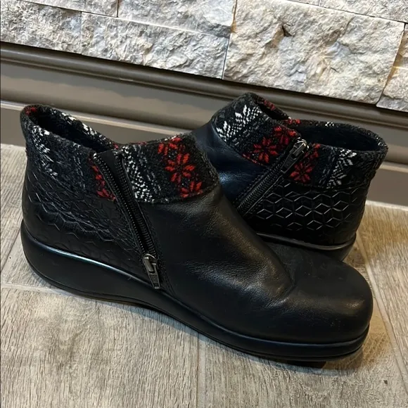 Alegria Black Leather Ankle Boots with printed accent size 39/US 9-9.5