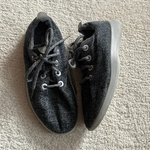 Allbirds women’s wool runners! Natural grey size 9.5!