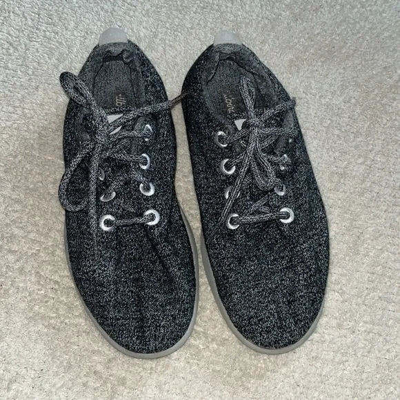 Allbirds women’s wool runners! Natural grey size 9.5!