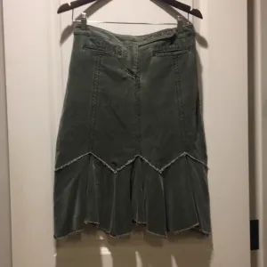 Anthropologie Louie womwns corduroy flair skirt raw hem super soft size 4