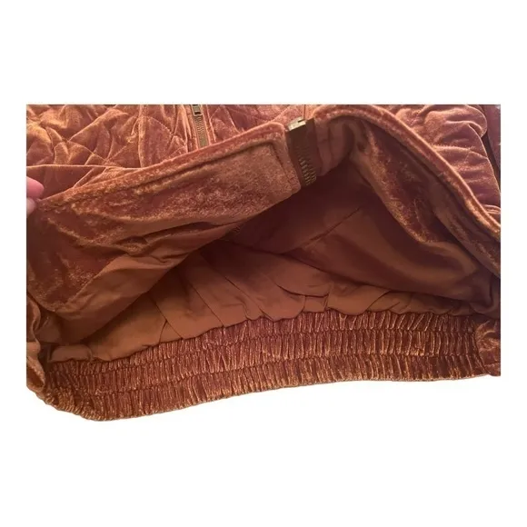 𝅺AVEC LES FILLES Quilted Velvet Zip Jacket In dark camel