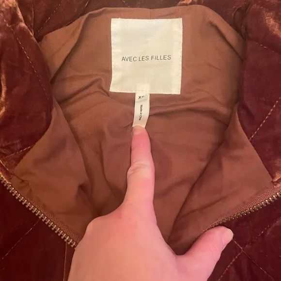 𝅺AVEC LES FILLES Quilted Velvet Zip Jacket In dark camel