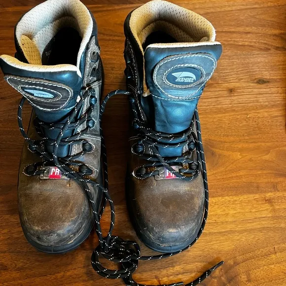 Avenger Framer women’s safety toe, waterproof work boots size 8.5
