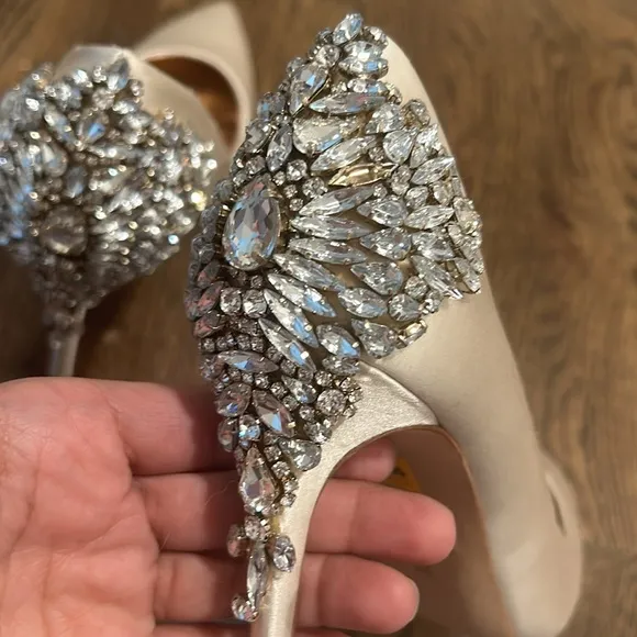 Badgley Mischka Kiara pointed toe women shoes in ivory size 8 1/2
