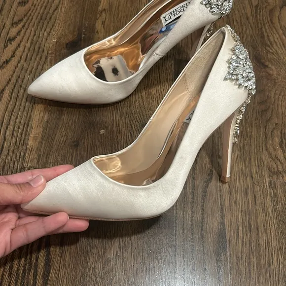 Badgley Mischka Kiara pointed toe women shoes in ivory size 8 1/2