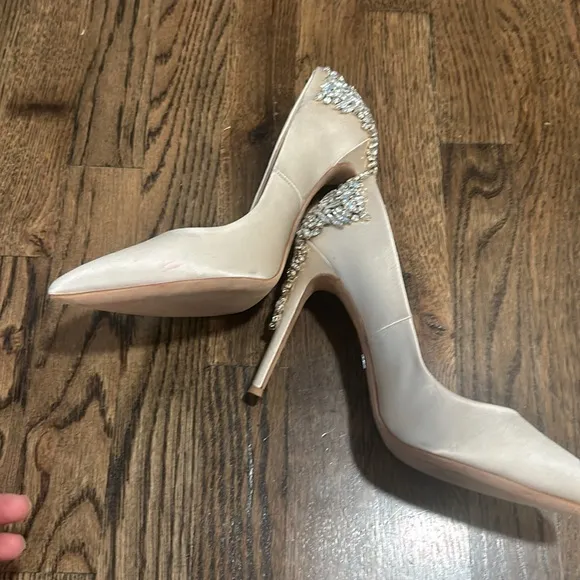 Badgley Mischka Kiara pointed toe women shoes in ivory size 8 1/2