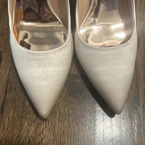 Badgley Mischka Kiara pointed toe women shoes in ivory size 8 1/2