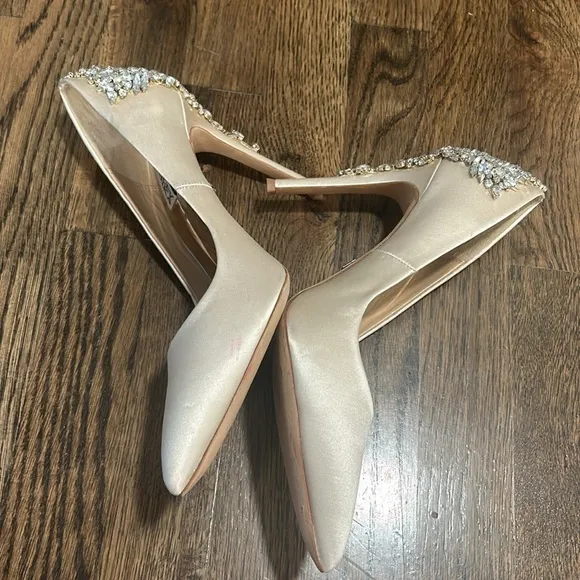 Badgley Mischka Kiara pointed toe women shoes in ivory size 8 1/2