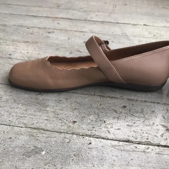 Ballet Flat Trotters Sugar in Dark Taupe Scalloped Edge Mary Jane Shoe