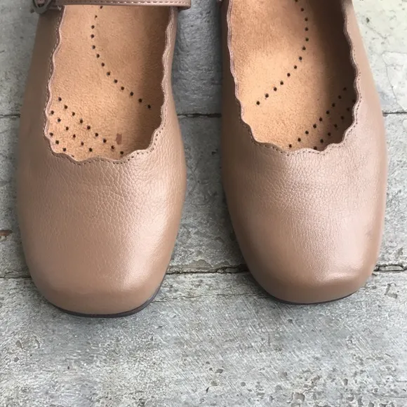 Ballet Flat Trotters Sugar in Dark Taupe Scalloped Edge Mary Jane Shoe