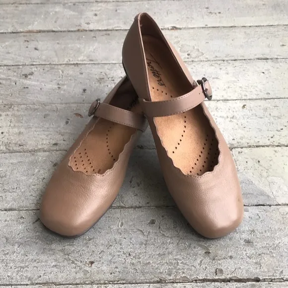 Ballet Flat Trotters Sugar in Dark Taupe Scalloped Edge Mary Jane Shoe