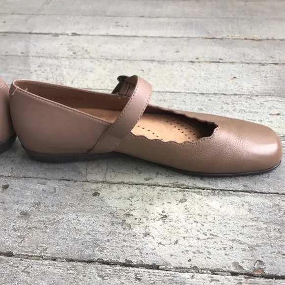Ballet Flat Trotters Sugar in Dark Taupe Scalloped Edge Mary Jane Shoe