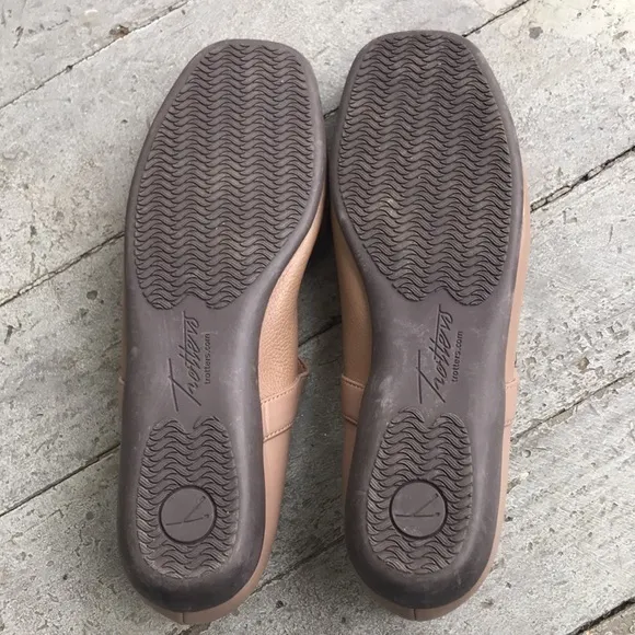 Ballet Flat Trotters Sugar in Dark Taupe Scalloped Edge Mary Jane Shoe