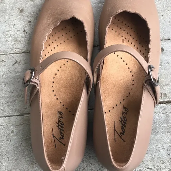 Ballet Flat Trotters Sugar in Dark Taupe Scalloped Edge Mary Jane Shoe