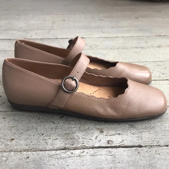 Ballet Flat Trotters Sugar in Dark Taupe Scalloped Edge Mary Jane Shoe