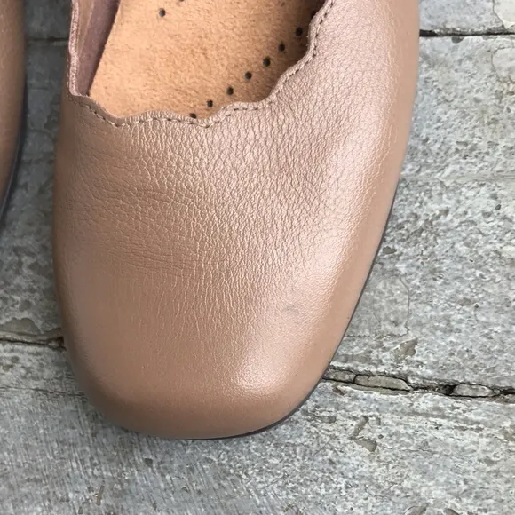 Ballet Flat Trotters Sugar in Dark Taupe Scalloped Edge Mary Jane Shoe