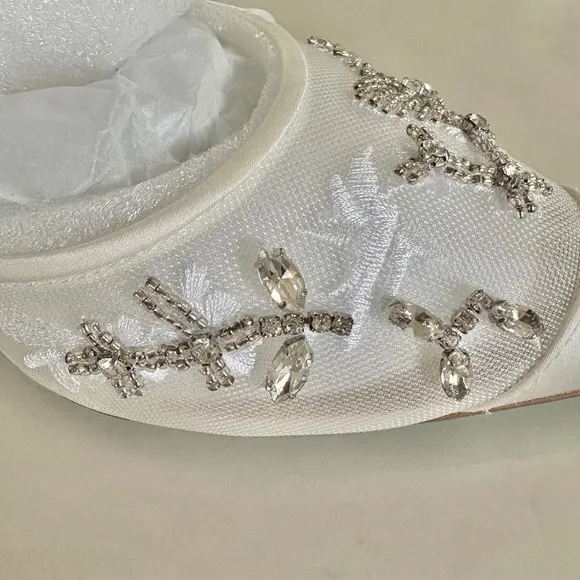 BETSEY JOHNSON Micki Ivory Heels Embellished Dragonfly Rhinestones Shoes 8.5 EUC