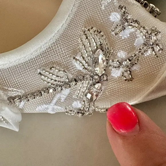BETSEY JOHNSON Micki Ivory Heels Embellished Dragonfly Rhinestones Shoes 8.5 EUC