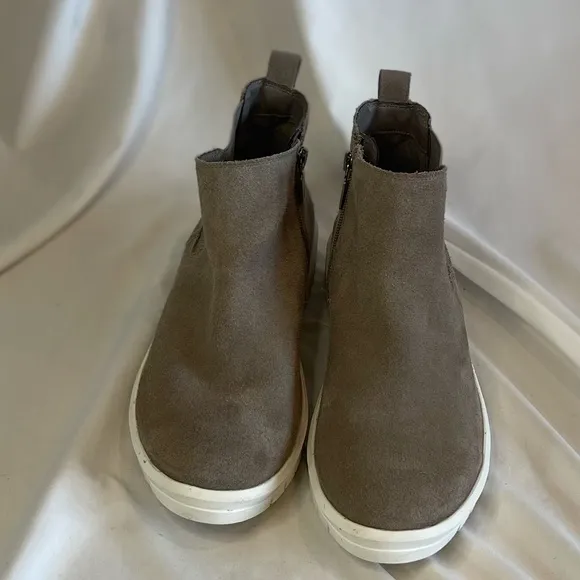 Blondo Boots Womens 11 M Ankle Chelsea Flat Tan Suede Side Zipper Waterproof