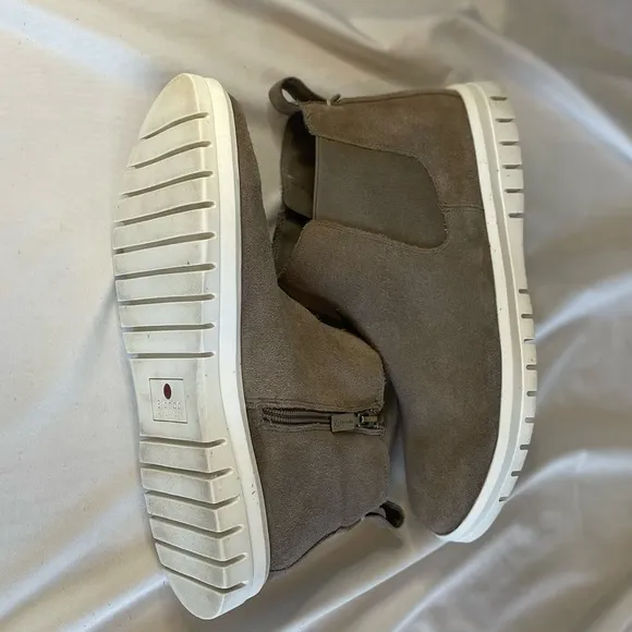Blondo Boots Womens 11 M Ankle Chelsea Flat Tan Suede Side Zipper Waterproof