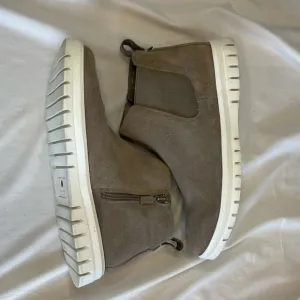Blondo Boots Womens 11 M Ankle Chelsea Flat Tan Suede Side Zipper Waterproof