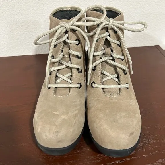 Bogs Audrey Wedge Beige &amp; Cream Safety Toe Boots for Women Size 9