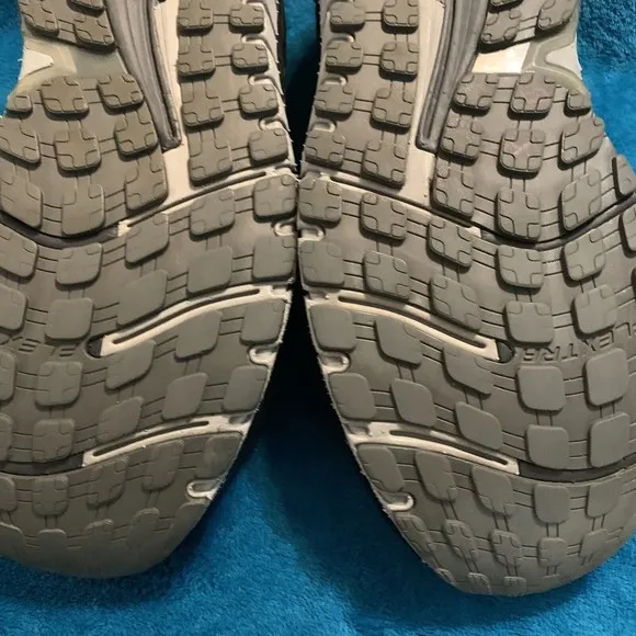 Brooks BEAST 18 Men's Running Shoes Size 12.5 Wide 2E Black/Grey/Silver