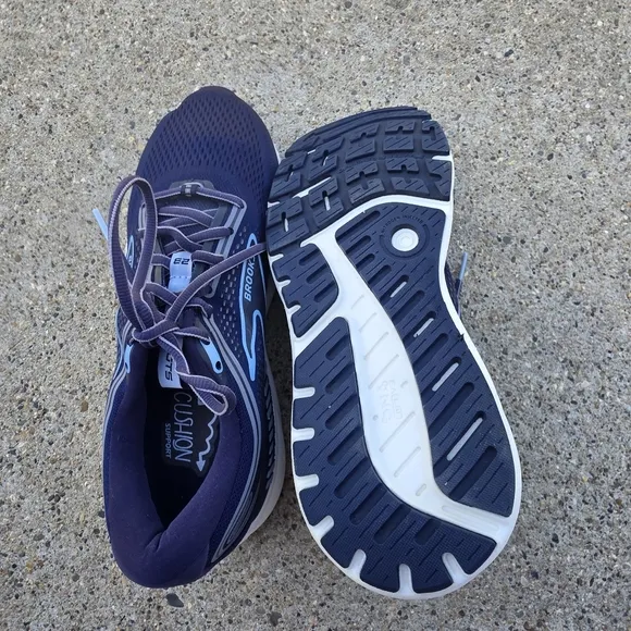 Brooks BEAST GTS 23 Sneaker men Size 8 Wide  Fits Women 9.5 Wide