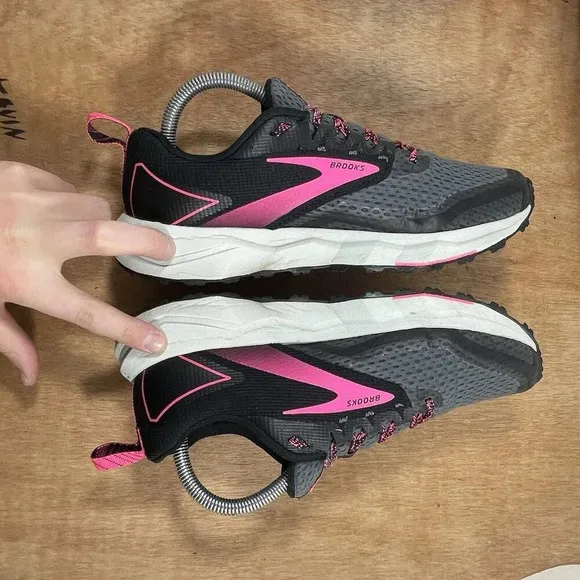 Brooks Divide 2 Women Size 9 Trail Running Shoes Black Pink