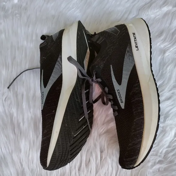 Brooks Womens Levitate 4 1203351B012 Black Casual Shoes Sneakers Size 10 B EUC